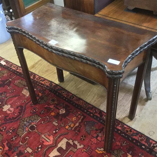 Mahogany tea table(-)
